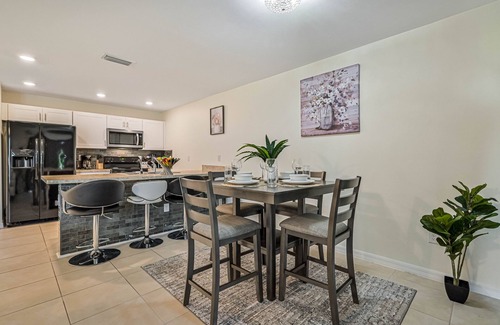 Jacarandas House | Cozy 4 Bedroom with free parking