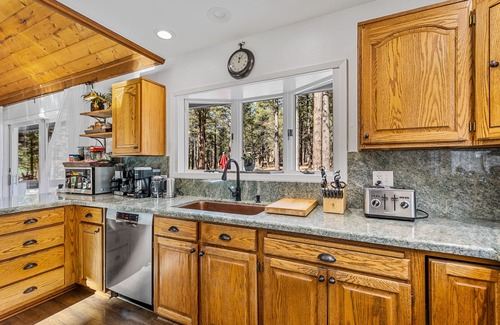 Flagstaff Cabin | Cozy 5 BR 4BA Cabin Pool Table Game Rm 2.5 Acs BBQ Dogs On Way to Grand Canyon