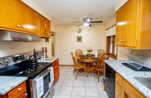 Maplewood House | Cozy 5BR Home with free Wi-Fi & Free Parking with Weekly and Monthly Discounts