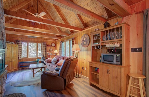 Alton Bay House | Cozy A-frame Cabin- Walk to Hills pond/Sunset lake- 20 mins to gunstock