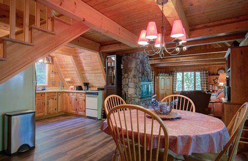 Alton Bay House | Cozy A-frame Cabin- Walk to Hills pond/Sunset lake- 20 mins to gunstock