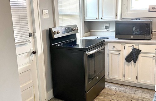 Alton Apartment | Cozy Alton Apartment. Quiet Neighborhood, but close enough to a lot of fun!
