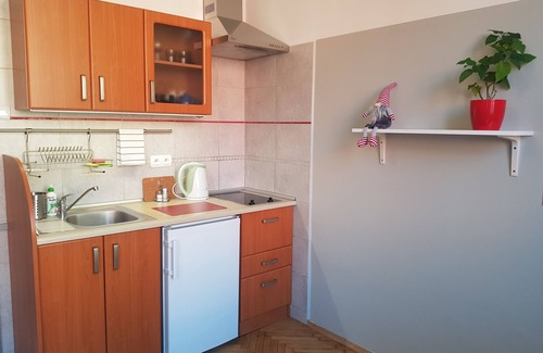 City Centre Apartment | Cozy and bright studio apartment in a great location, perfect for 2 people.