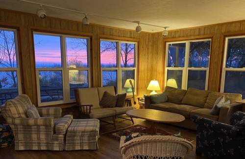 Port Burwell Cottage | Cozy and comfortable family cottage with panoramic view of Lake Erie