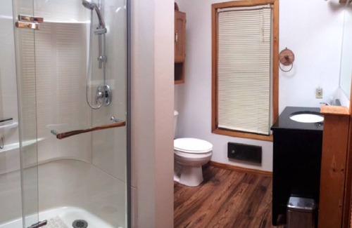 Port Burwell Cottage | Cozy and comfortable family cottage with panoramic view of Lake Erie