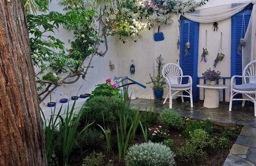 Korissia House | Cozy and cute house in the heart of Korissia only minutes away from the shops