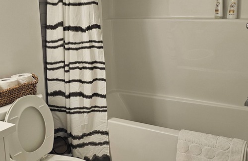 Calgary House | Cozy and Quiet Basement Suite in Calgary area.