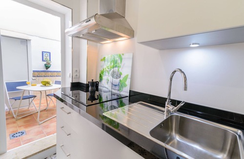 Perchel Sur Apartment | COZY AND QUIET FLAT IN THE HISTORICAL CITY CENTRE. WITH LIGHT ANDALUSIAN PATIO