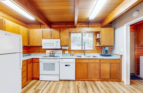Tahoma House | Cozy and rustic cabin with lake view, deck, grill, WiFi, & fireplace