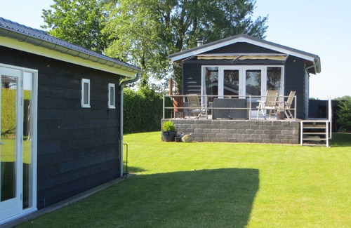 Municipality of Kampen House | Cozy and rustic cottage plus houseboat on the water
