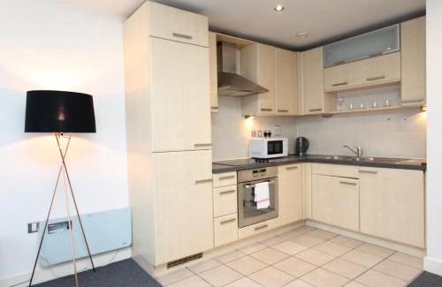 Docklands Apartment | Cozy and Spacious 1 Double bedroom Apartment Located by Excel- E16
