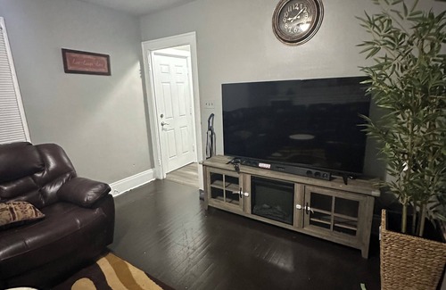 Cleveland House | Cozy and Spacious 4-bedroom house in fabulous Cleveland with AC, WiFi