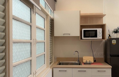 Pom Prap Apartment | Cozy and large bed. Working space, 350m to MRT and Chinatown