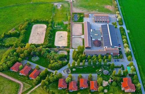 Hirschburg Apartment | cozy apartment with a large balcony on a modern horse farm