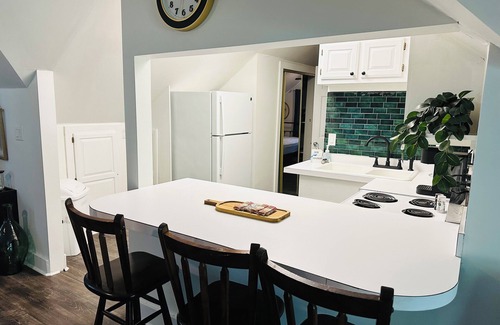 Russellville Apartment | Cozy apartment above a salon. 5 minutes to Mt Nebo