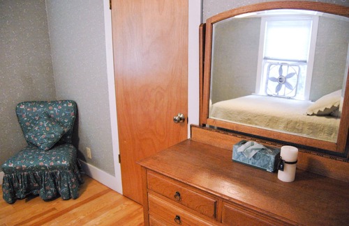 Rockland Apartment | Cozy Apartment In Town With Sauna! Minutes from Festivals and Shops!