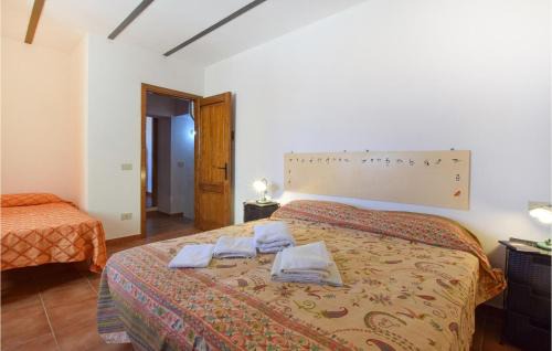 Tusa Apartment | Cozy Apartment In Tusa With Kitchen