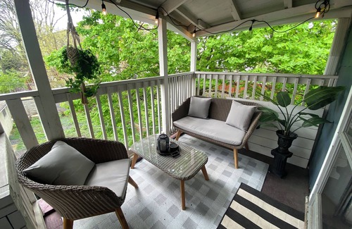 Downers Grove Apartment | Cozy apartment right in Downtown Downers Grove