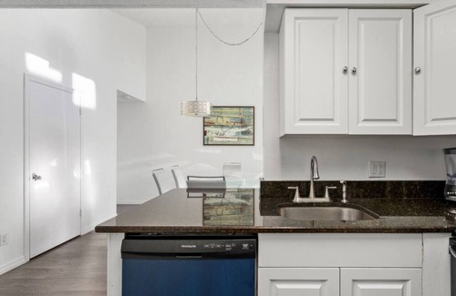 Ventura House | Cozy Apt w/Pool, Hot Tub, Golf, Near Downtown!