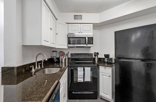 Ventura House | Cozy Apt w/Pool, Hot Tub, Golf, Near Downtown!