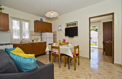 Hvar Apartment | Cozy Apt with a sea-view balcony, quiet area, close to center of Hvar+parking
