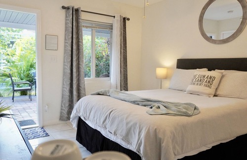 East Fort Lauderdale Hotel | Cozy Beach Room/Self Check In-Out/One Step from the Ocean!