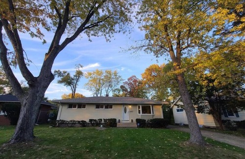 Miller Beach Cottage | Cozy beach cottage near West Beach.