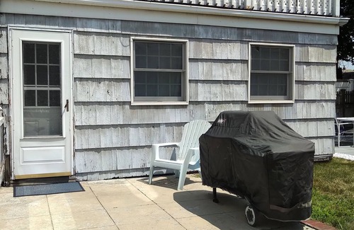 Long Beach Apartment | Cozy Beach Getaway - 1000' from Ocean/Boardwalk; 6 blocks from LIRR
