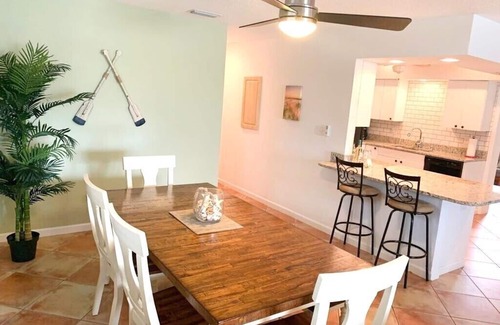 Naples Park House | “COZY BEACH HOUSE” CLOSE TO BEACH, RESTAURANTS & SHOPPING