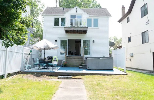 West Irondequoit House | Cozy beach house