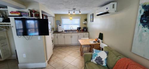 Pass-a-Grille House | Cozy Beach Rental 1B/1B