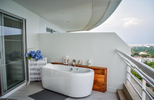 Cha-am Condo | Cozy Beachfront Condo With Jacuzzi On Balcony