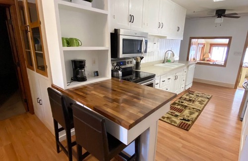 Seeley Lake House | Cozy Bear Den - private house with fenced yard!
