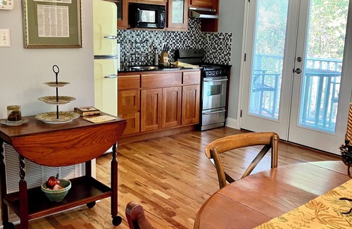Smithville Bed & Breakfast | Cozy bed & breakfast in peaceful Smithville with pool, lake, waterfall & gardens