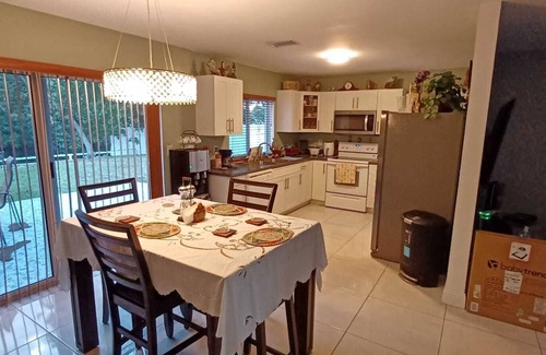 Margate Bed & Breakfast | Cozy bedroom bathtub clean quiet neighborhood.