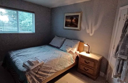Margate Bed & Breakfast | Cozy bedroom bathtub clean quiet neighborhood.