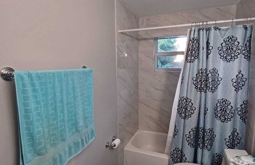 Margate Bed & Breakfast | Cozy bedroom bathtub clean quiet neighborhood.