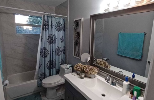 Margate Bed & Breakfast | Cozy bedroom bathtub clean quiet neighborhood.