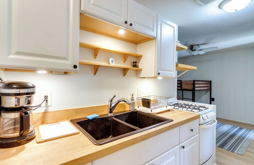 Blairsville Apartment | Cozy Blairsville Studio w/Deck: 15 Yards to Lake!