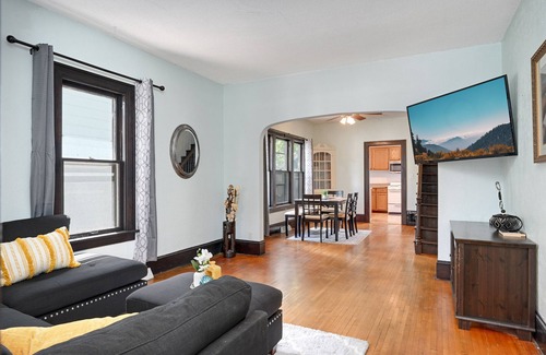 Northeast Minneapolis House | Cozy Blue House in the hub of NE Minneapolis. A home away from home