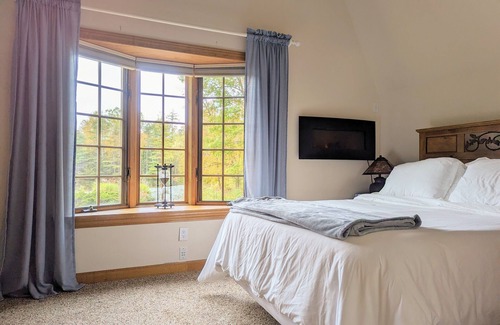 Nisbet House | Cozy Boathouse On the Water