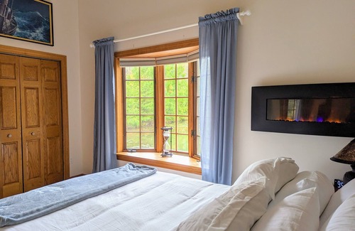 Nisbet House | Cozy Boathouse On the Water