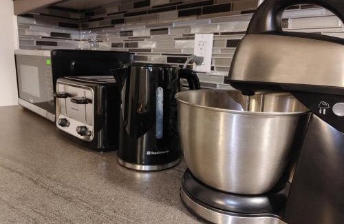 Moncton House | Cozy Bungalow - 6 min to Downtown Moncton NB