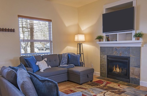Old Farm District House | Cozy bungalow - minutes from downtown & Old Mill district