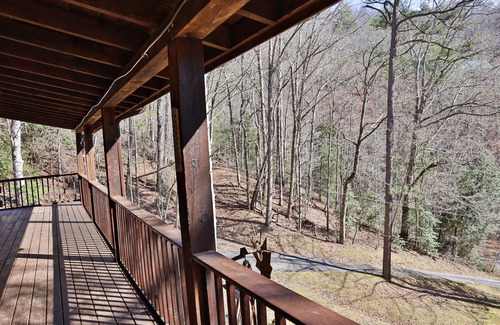 Cherokee Cabin | Cozy cabin 10 minutes to Harrah's Cherokee!