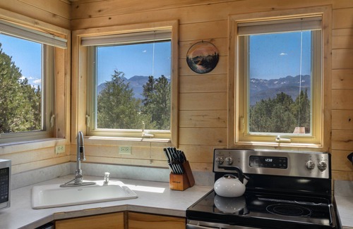 Pleasant Valley Cabin | Cozy Cabin - Beautiful Views of the Surrounding Peaks - Hot Tub