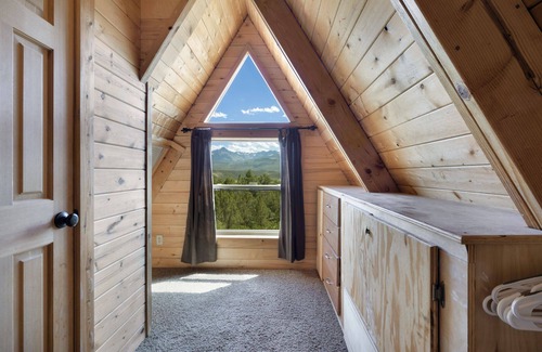 Pleasant Valley Cabin | Cozy Cabin - Beautiful Views of the Surrounding Peaks - Hot Tub