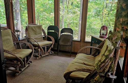 Arrow Point House | Cozy Cabin & Bunk House less than 4 minutes from Table Rock Lake.