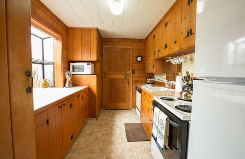 Old Bend House | Cozy Cabin Directly on Mirror Pond - Deschutes River!