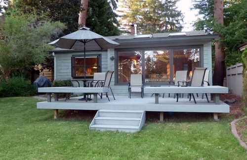 Old Bend House | Cozy Cabin Directly on Mirror Pond - Deschutes River!